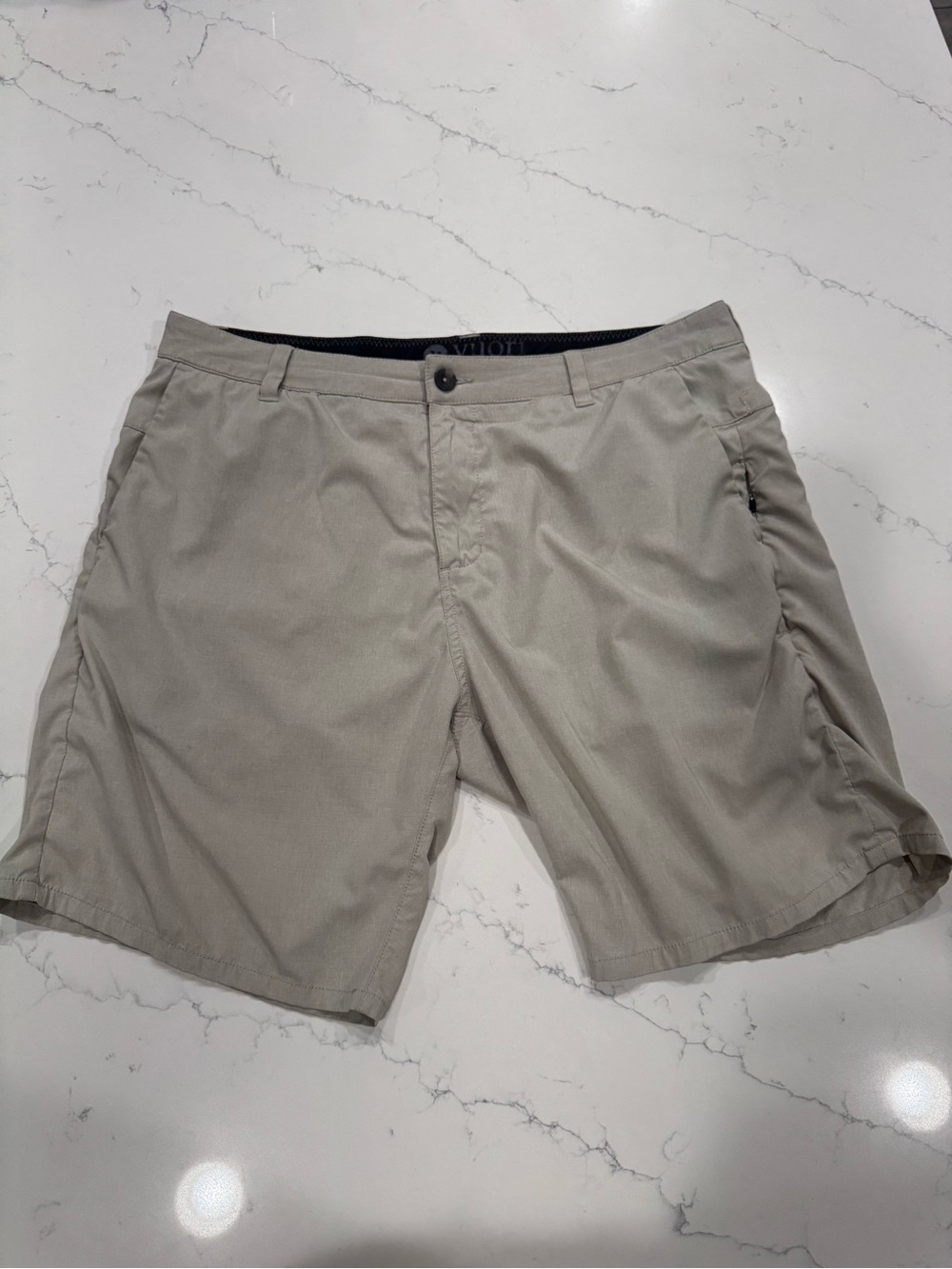 Vuori Aim Shorts Mens 34 Beige Chino Performance Stretch Outdoor Golf V368